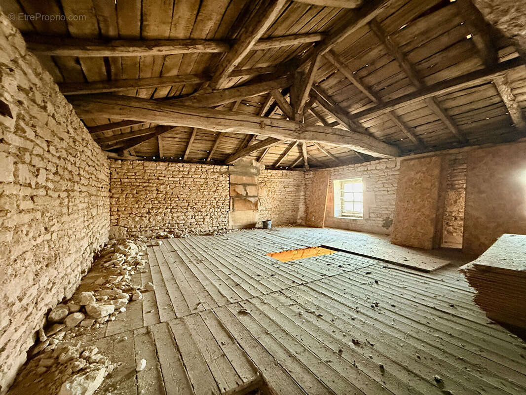 Maison à SAINT-GENIS-D'HIERSAC