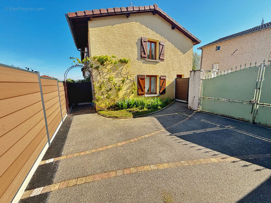 Appartement à VAULX-MILIEU