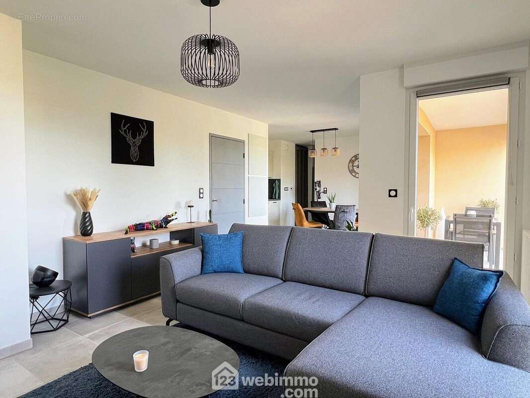 ... appartement type 2 de 52 m² avec cellier et place de parking privative. - Appartement à LES PONTS-DE-CE