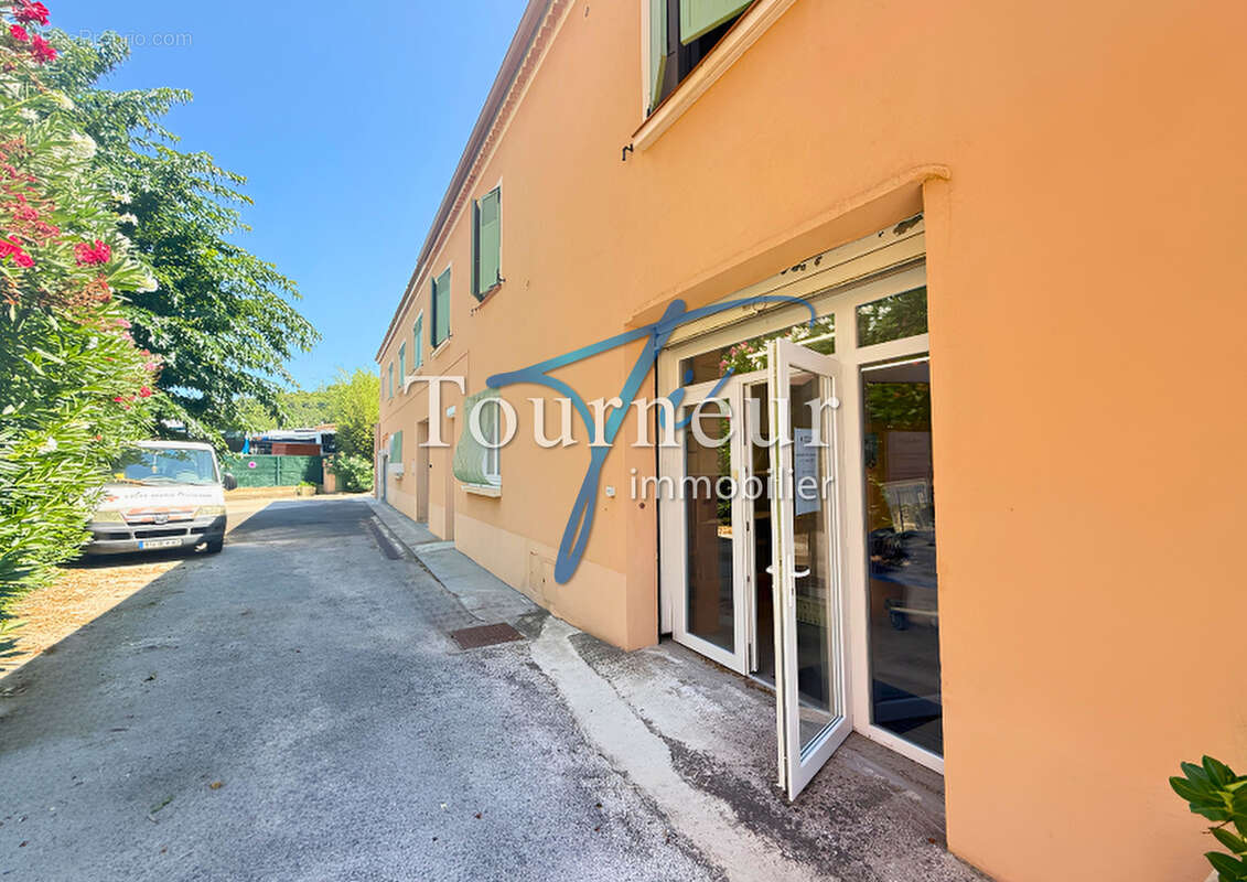 Sanary sur mer rare vente murs commerciaux de 215m2 dont garage parkings securise - photo 2