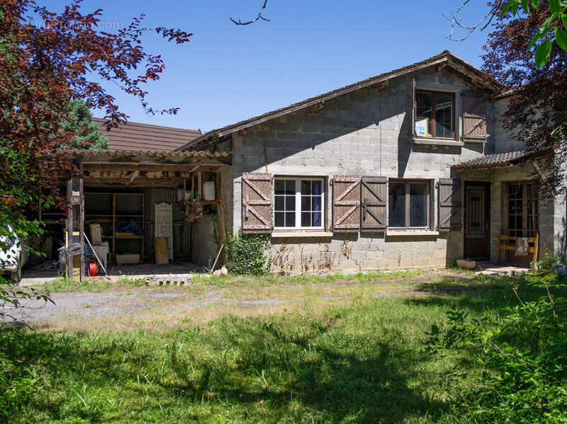 Dpt Haute Garonne (31), à vendre VILLENEUVE LECUSSAN maison à rénover T5 de 107m² habitables + abris voitures sur 730m² de terra - photo 2