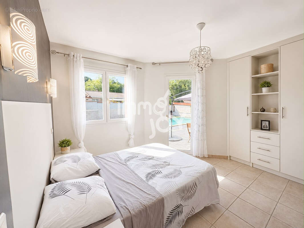 Maison contemporaine de 130 m2 avec piscine et terrain de plus de 900 m2 - photo 3