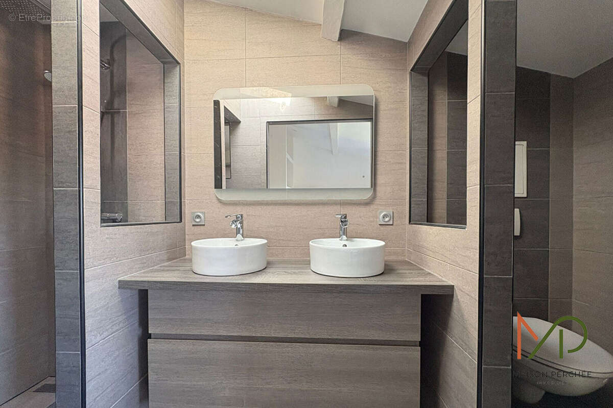 Maison de ville atypique, sur trois niveaux, entièrement rénovée de 71 m² - photo 8