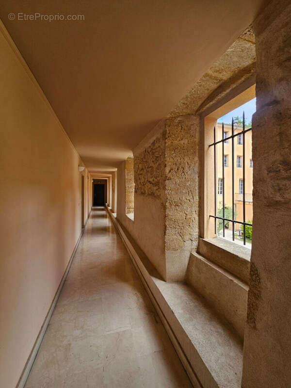 Bureaux de 146,97 m2  avec 2 places de parking à Aix En Provence cours Mirabeau - photo 3