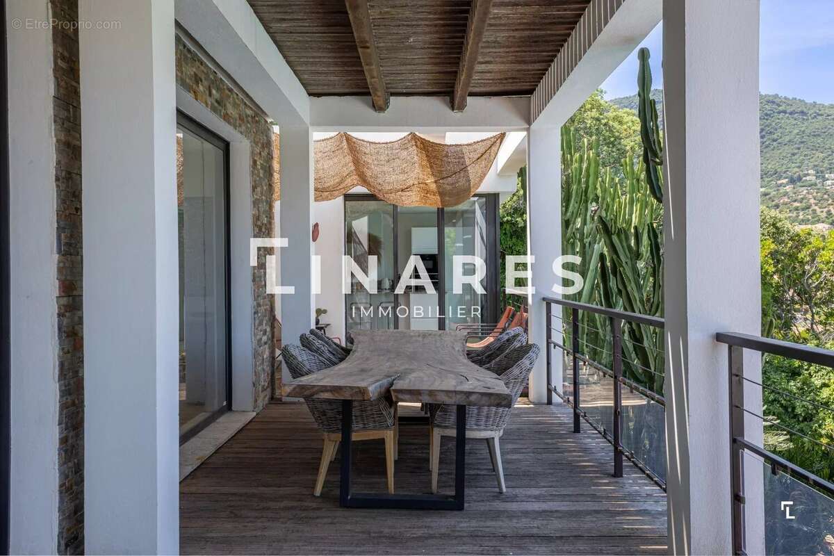 VILLA TOPAZE - Maison T7 de 206 m² - Dépendance - Piscine Terrain 1300m2 - 83240 Cavalaire - photo 6