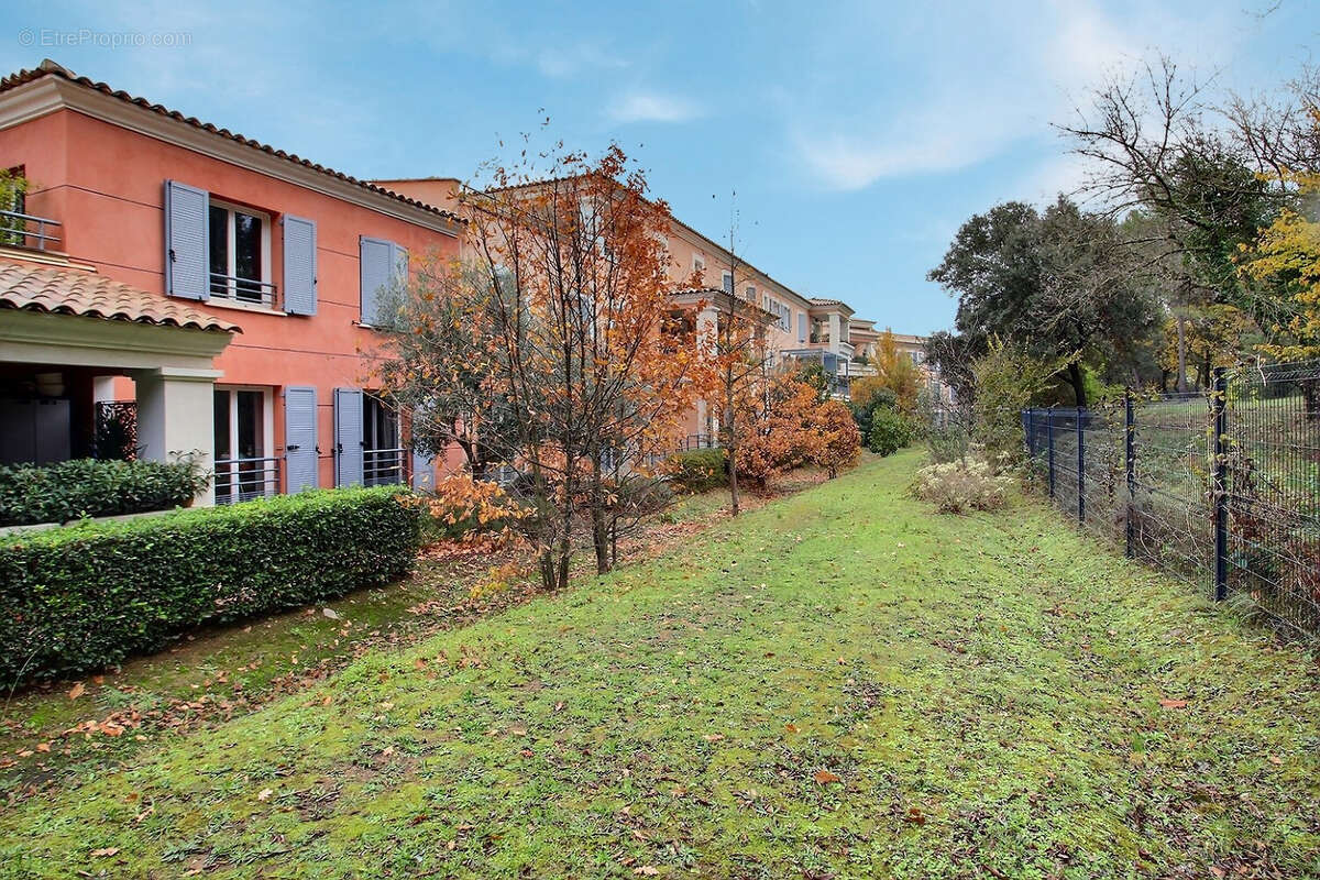 Appartement à SAINT-CLEMENT-DE-RIVIERE