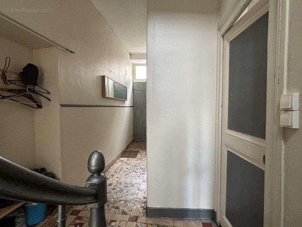 L&#039;entrée avec WC conduit à la pièce à vivre : - Maison à POITIERS