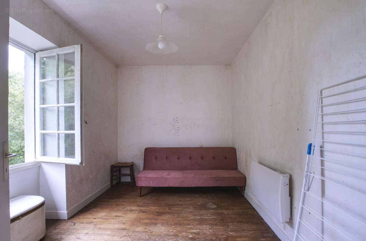 Maison de village à finir de rénover avec accès privatif à la rivière, au cœur d'un charmant village avec bar - photo 9