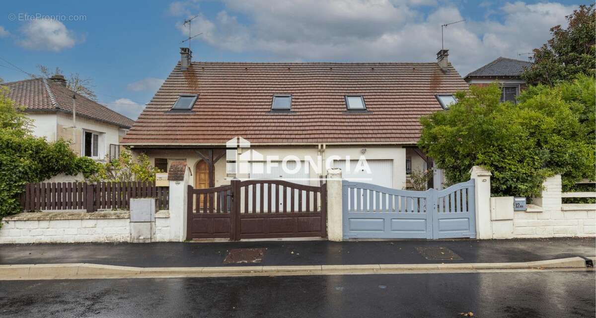 Maison à LE THILLAY