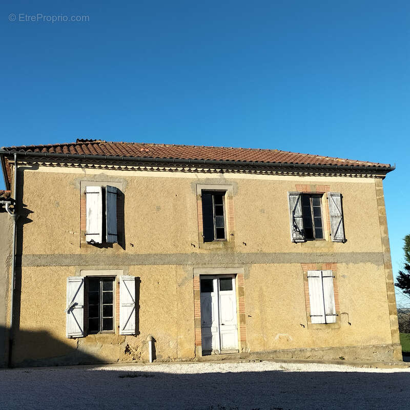Maison et grandes bâtiments agricoles, terrain 5000m2, vue Pyrénées - photo 5