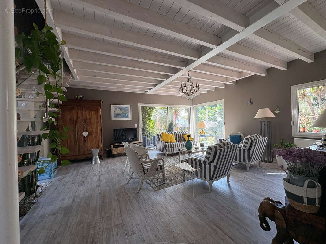 Une maison familiale pleine de potentiel, idéalement située à Sainte-Marguerite. - photo 6