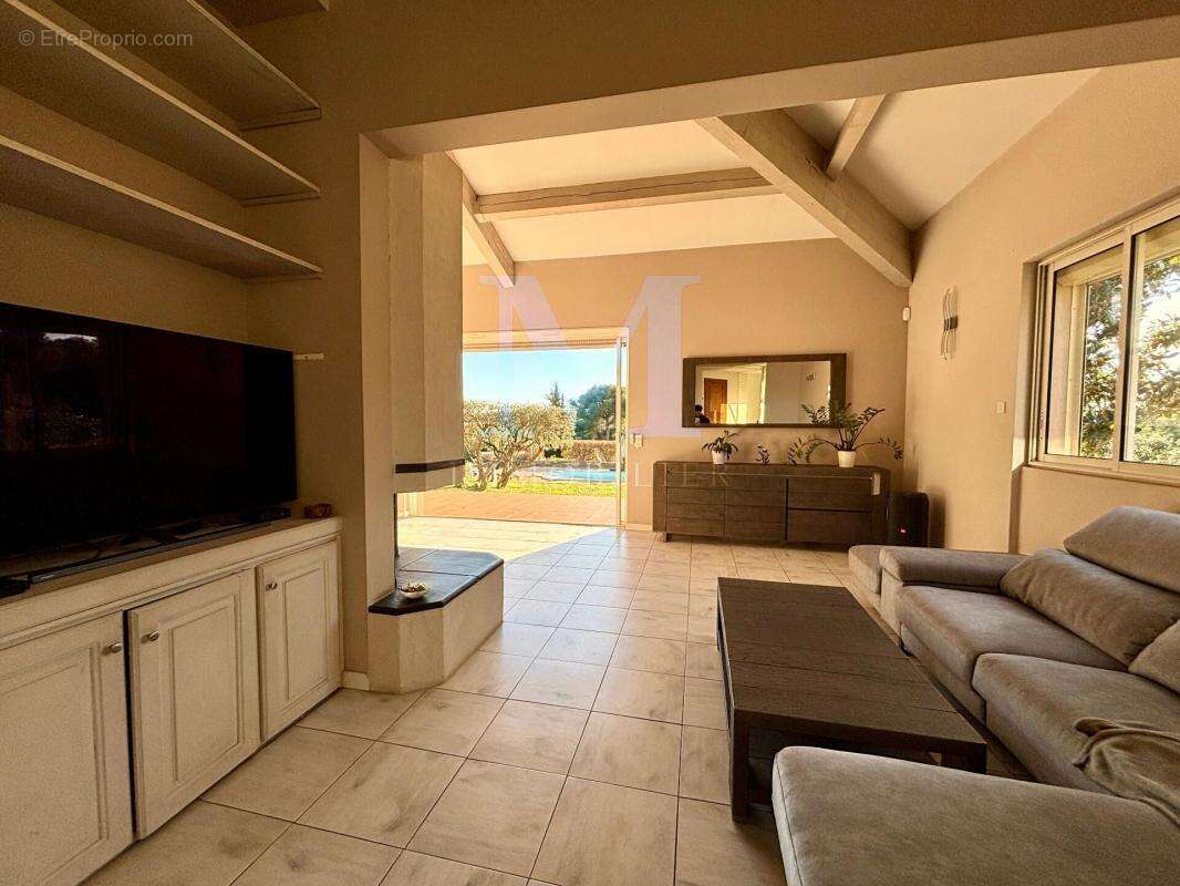 La Cadière-d’Azur À quelques minutes des plages : Magnifique maison de plain-pied de 177 m², lumineuse et sans vis-à-vis - photo 6