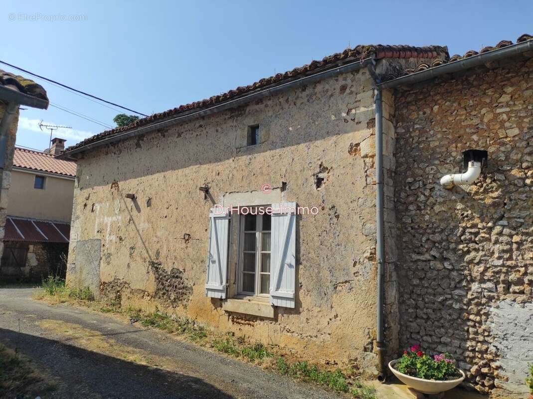 Maison 83 m² à Saint-Sauvant  - photo 7