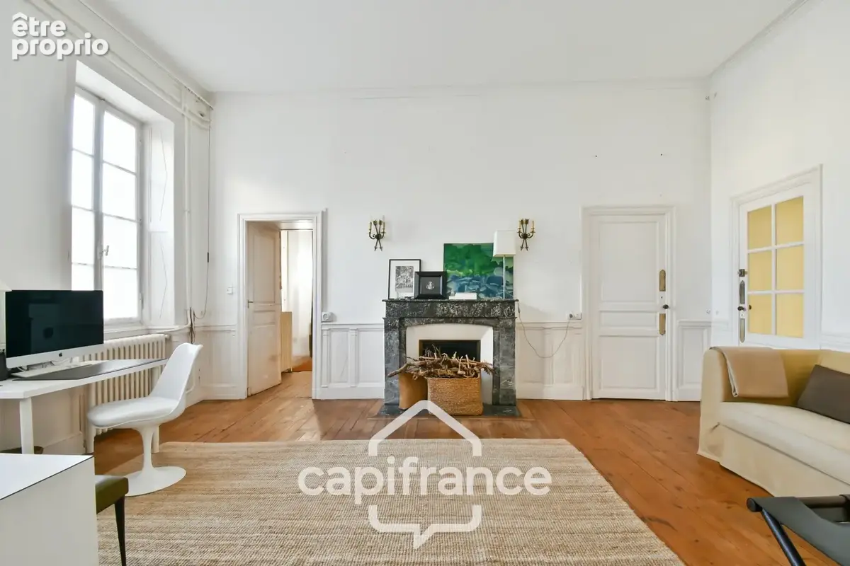 En CHARENTE MARITIME, A SAINT JEAN D'ANGELY (17), Maison de caractère à vendre 12 pièces  avec jardin, proche commerces - photo 8