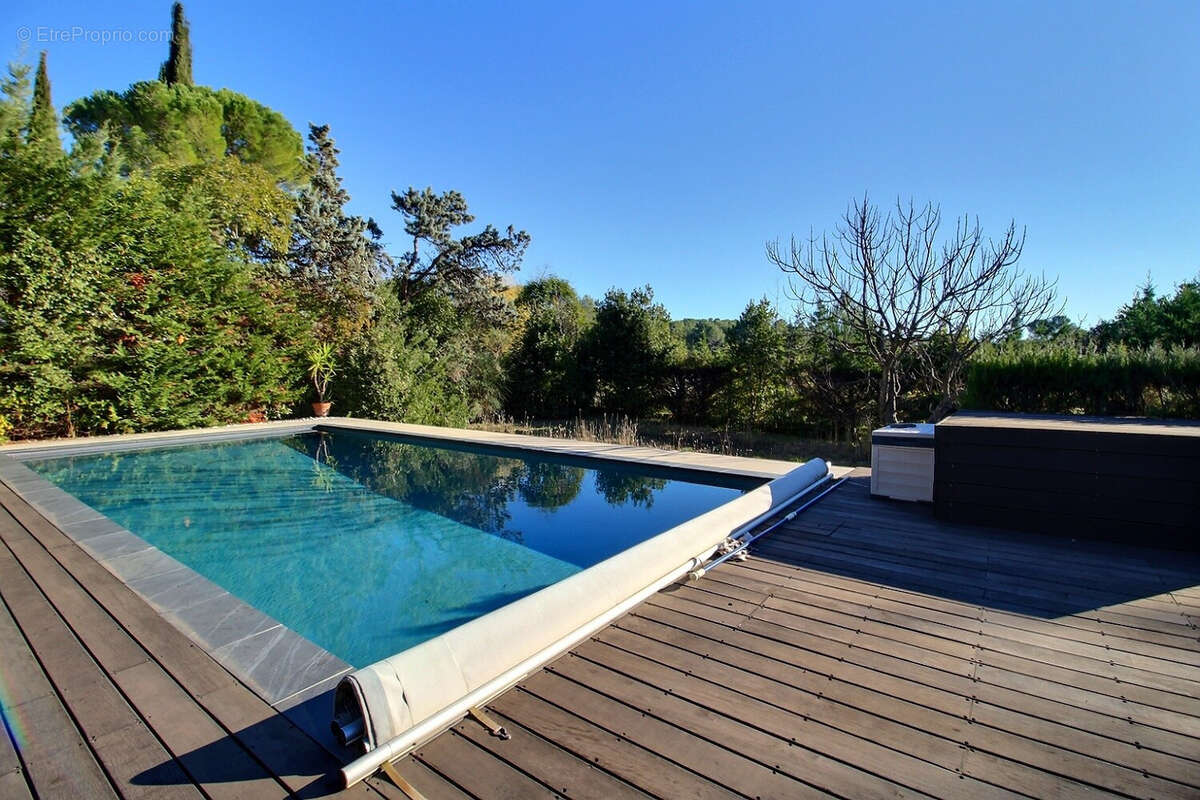 Maison à SAINT-CLEMENT-DE-RIVIERE