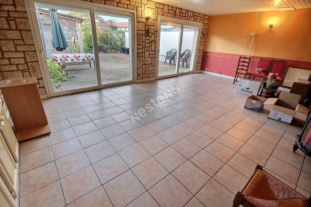 Maison à GUIGNICOURT