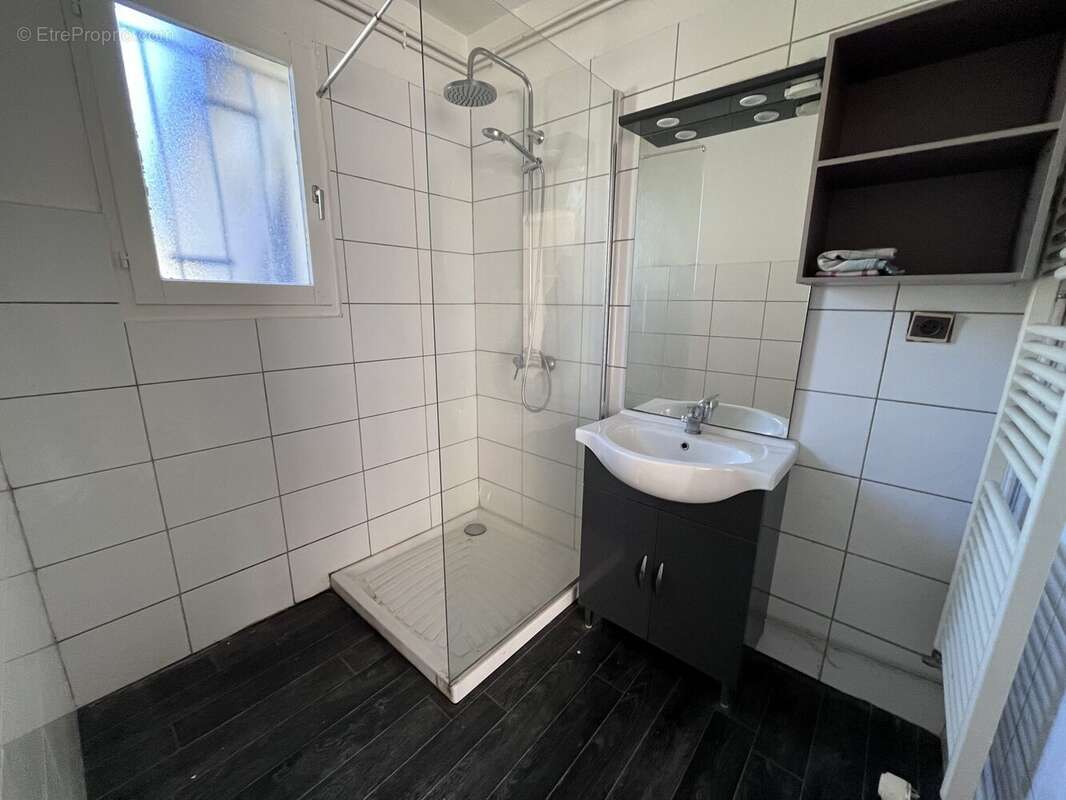 Salle d&#039;eau 1 - Maison à BORT-LES-ORGUES