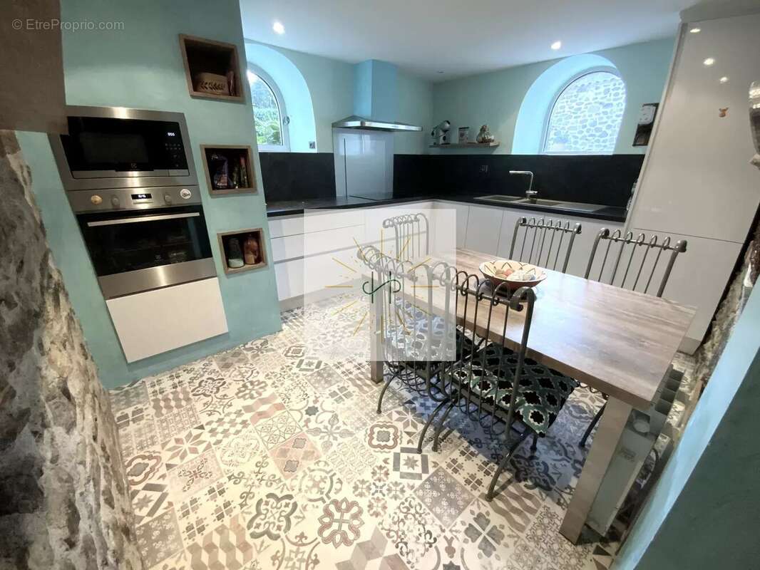 Maison à SAINT-VINCENT-DE-BARRES