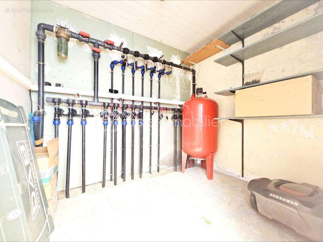 EXCEPTIONNELLE : Charme, espace et fort potentiel - 4 chambres dont une suite parentale - Piscine chauffée - Dépendances aménage - photo 20