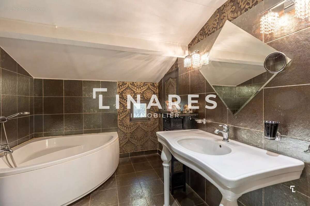 LE DOMAINE PROVENÇAL - Villa T6 de 287m² dont deux dépendances de 26m² - Piscine - Terrain de 6900m²  - 13011 EOURES - photo 18