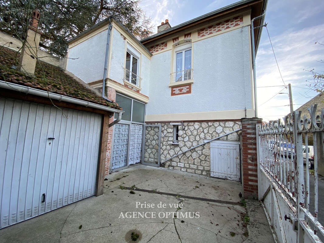 Maison à VILLENEUVE-LA-GUYARD