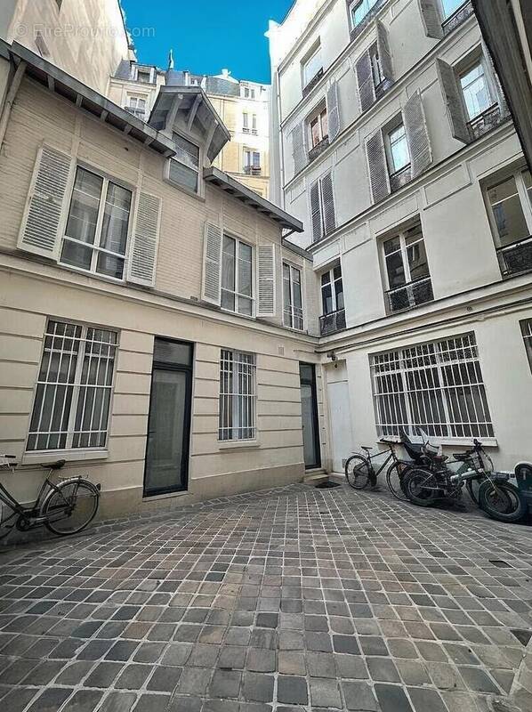 Commerce à PARIS-9E