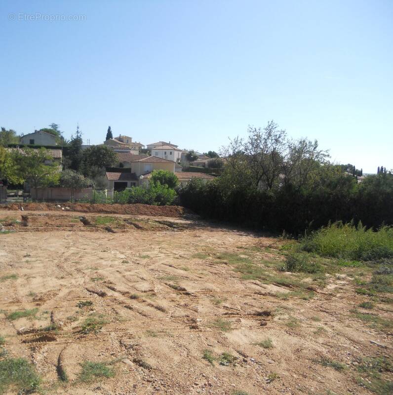 Terrain à VERGEZE