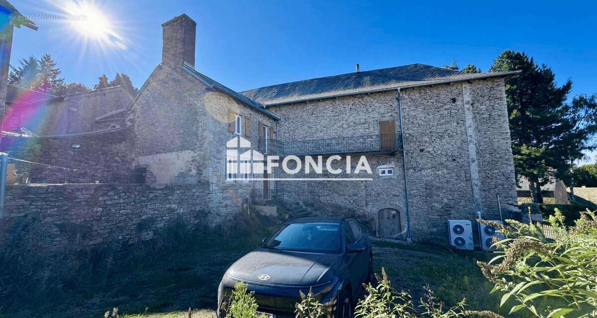 Maison à SALLES-CURAN