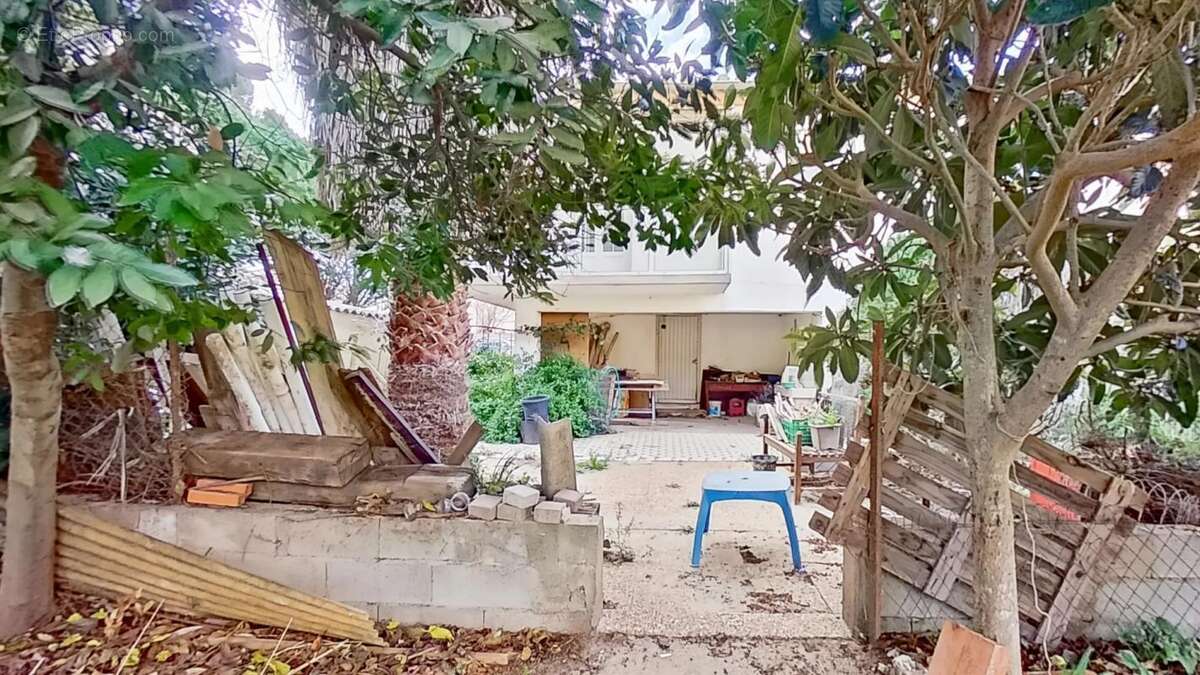 Maison à SAINT-LAURENT-DE-LA-SALANQUE