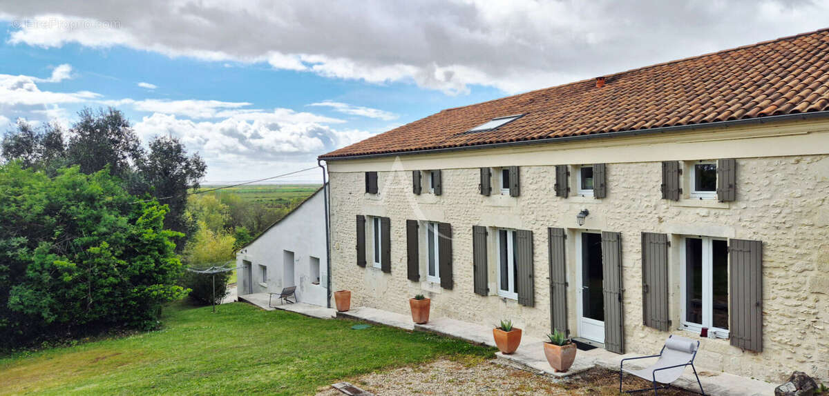 Propriété d'exception de plus de 300m² avec vue panoramique sur l'estuaire de la Gironde - photo 3
