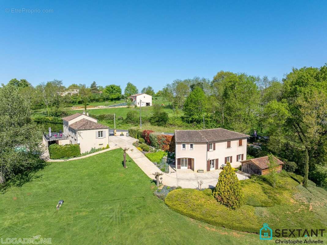 Ensemble immobilier, maison d'habitation, local commercial et gîtes sur 9127 M2 - photo 2