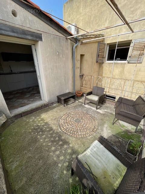 34120 Pézenas immeuble 3 appartements et 3 studios 1 terrasse 2 caves 1 patio - photo 5