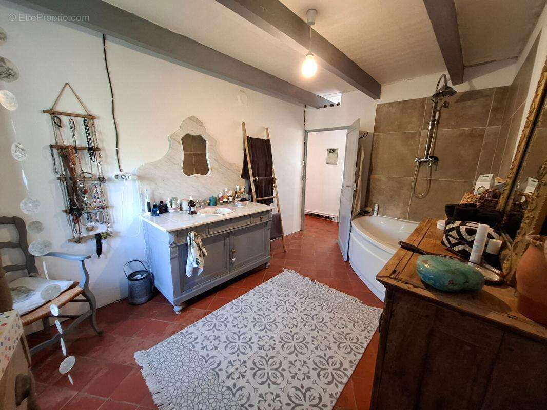 Charme, authenticité et potentiel pour cette belle maison de 90 m² + 50 m² de remise sur un terrain 690 m² constructible dans sa - photo 7