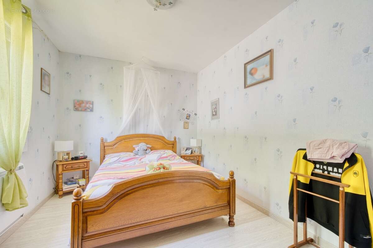 Maison de plain-pied de 135 m² à vendre - 4 chambres - 1 bureau - 7 pièces TONNAY CHARENTE (17) - photo 16