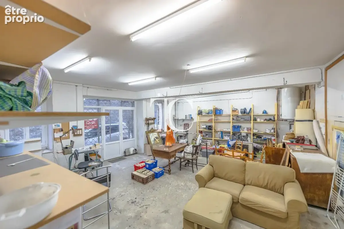 Les vans  bâtisse avec atelier, logement et cour intérieure  beau potentiel - photo 3