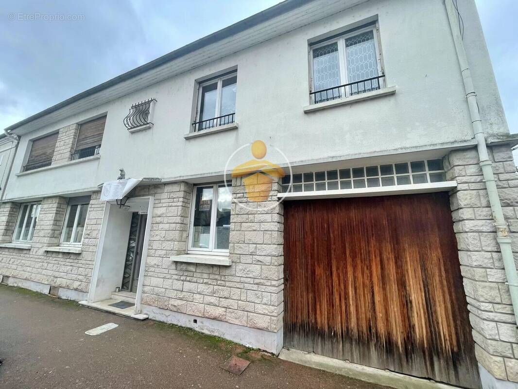 Maison à LA FERE