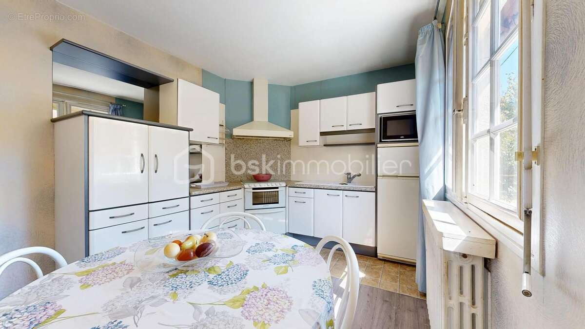 Maison lumineuse avec deux terrasses et parking à vendre ! - photo 11