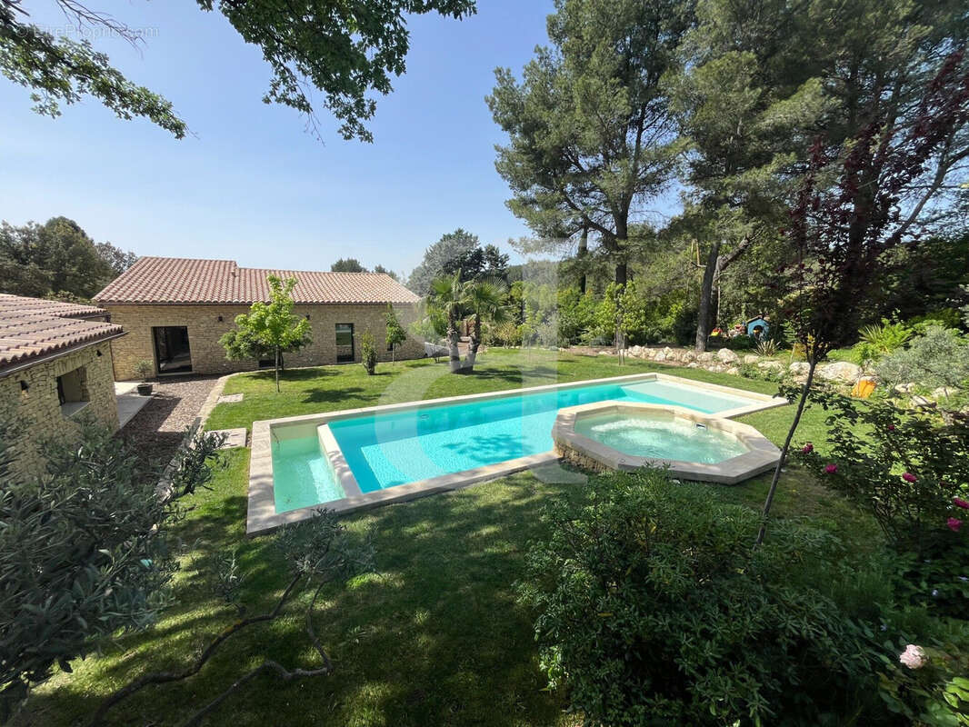 Maison à L'ISLE-SUR-LA-SORGUE