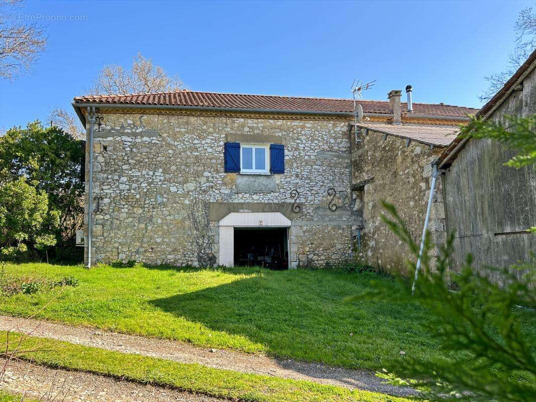 Maison en pierre en bordure de village avec dépendances - photo 14