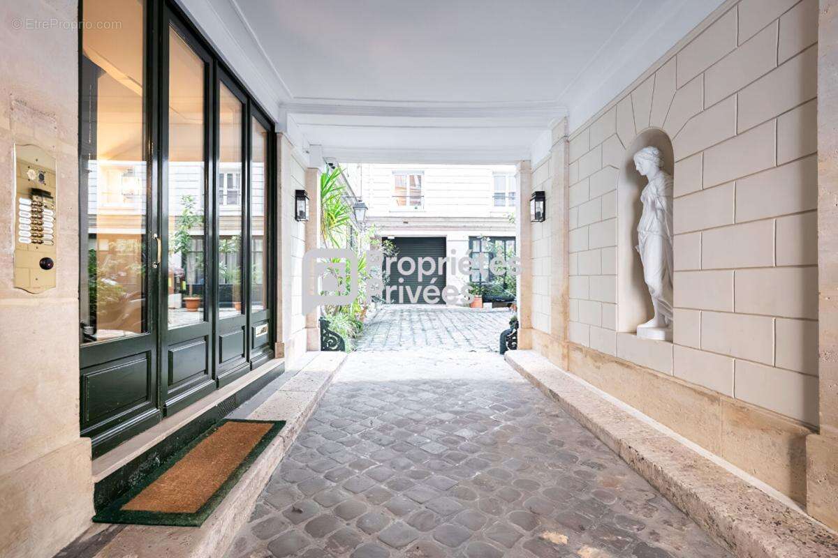 Appartement à PARIS-1E