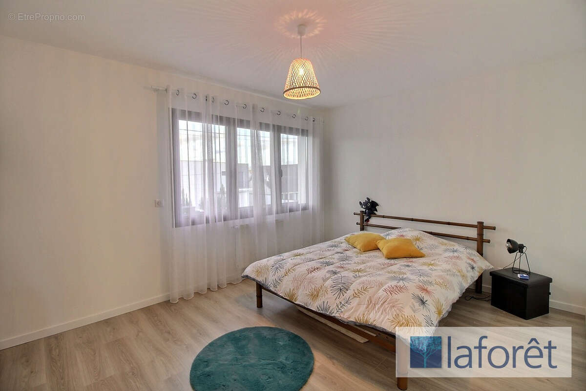 Maison à SAINTE-GENEVIEVE-DES-BOIS