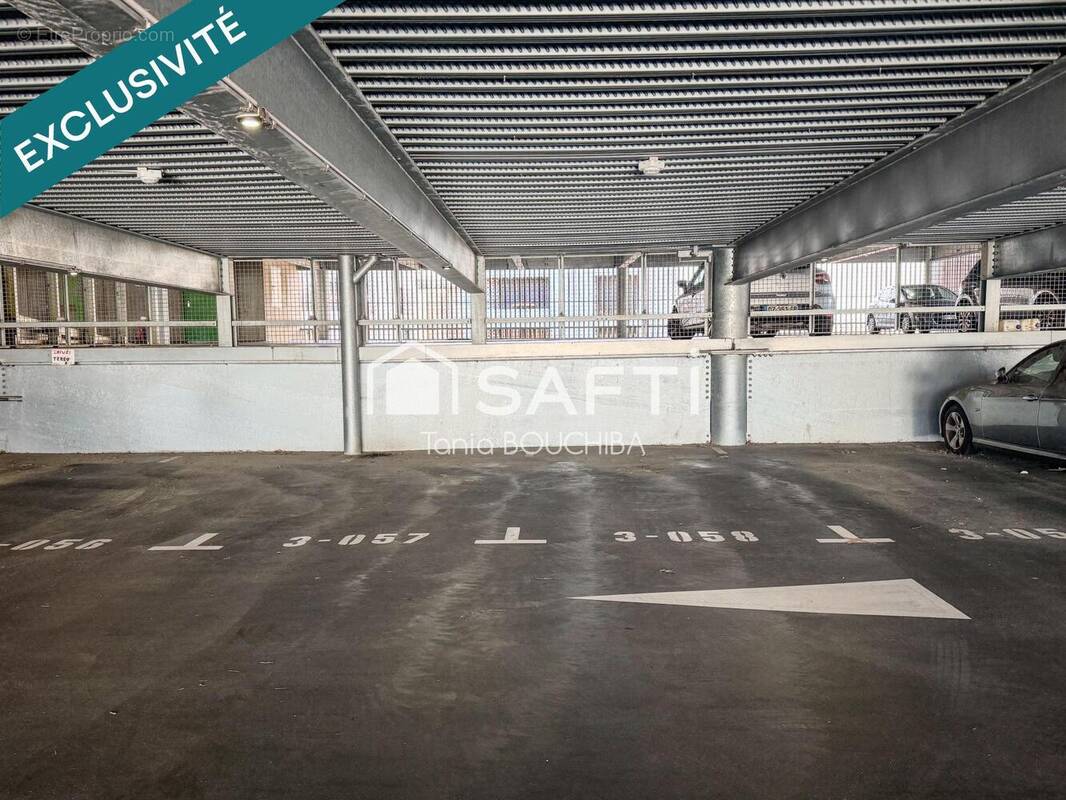 Photo 1 - Parking à BEGLES
