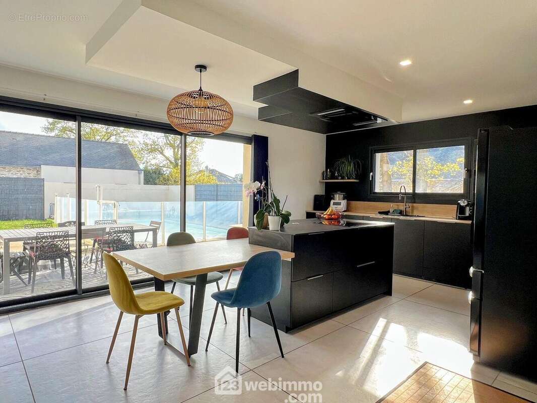 ... et qui bénéficie d'une ouverture sur la terrasse exposée Sud. - Maison à JUIGNE-SUR-LOIRE