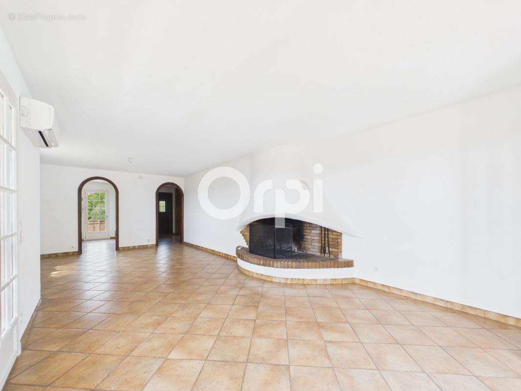 Villa individuelle a rafraichir - habitation + dependance + garage + annexes - vue imprenable - piscine a renover - terrain clos - photo 7