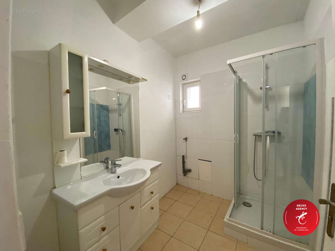 Salle d'eau avec WC - Appartement à LA MOTTE
