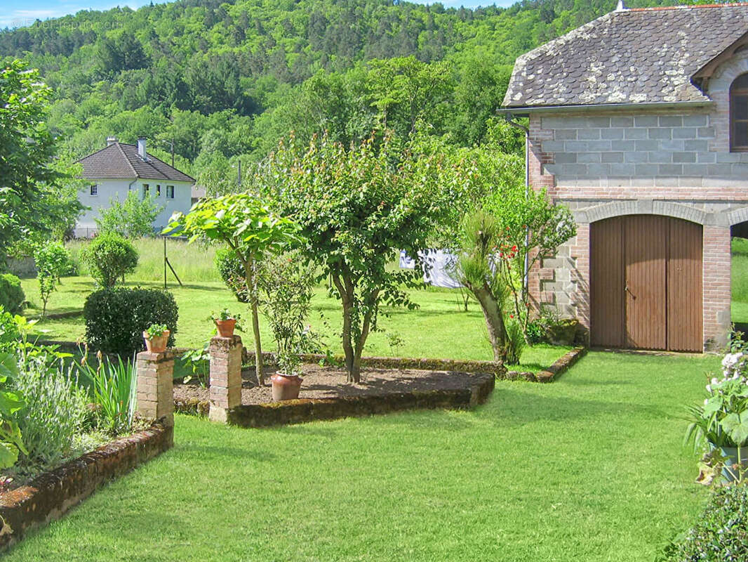 CORREZE. ST CHAMANT. Magnifique grande maison en pierre avec 5 chambres, dépendance et jardin de 3112m2. - photo 3