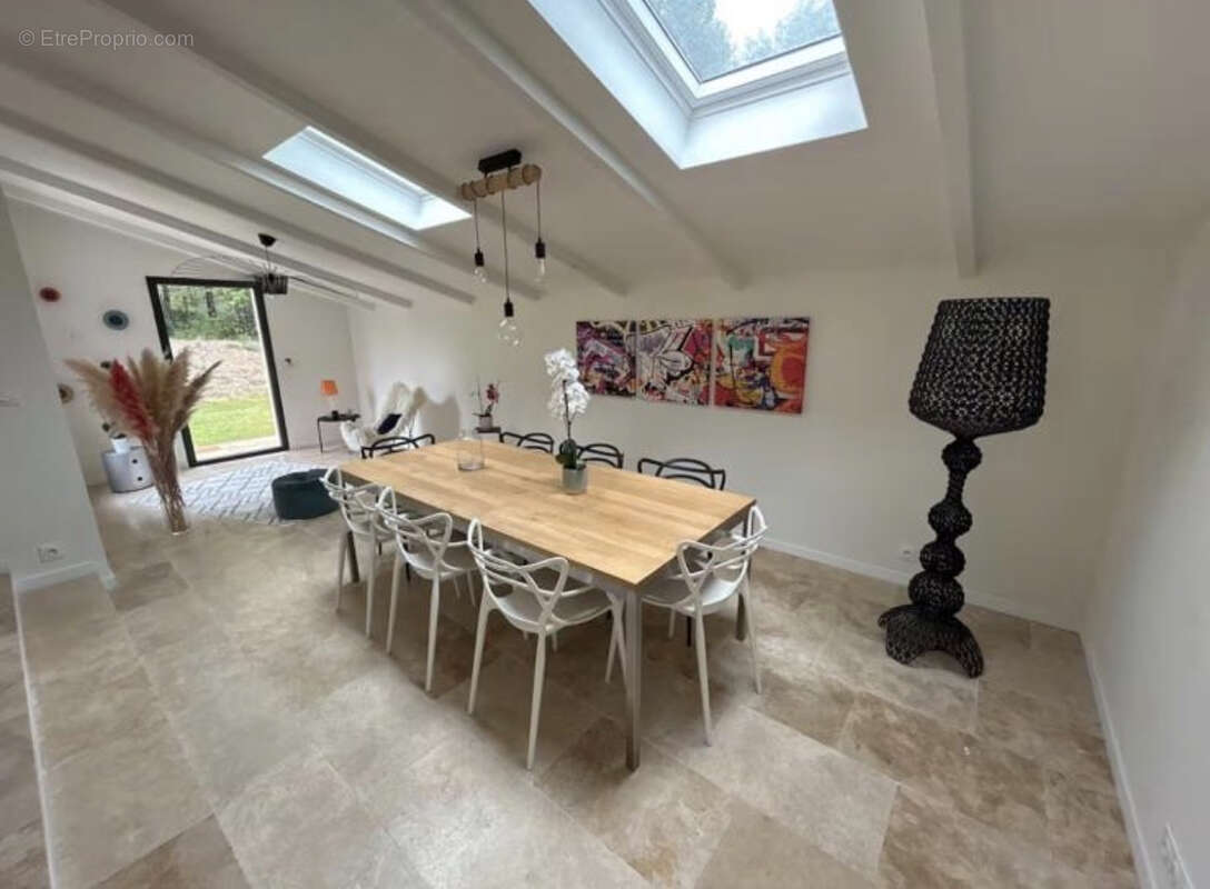 Maison à LE PUY-SAINTE-REPARADE