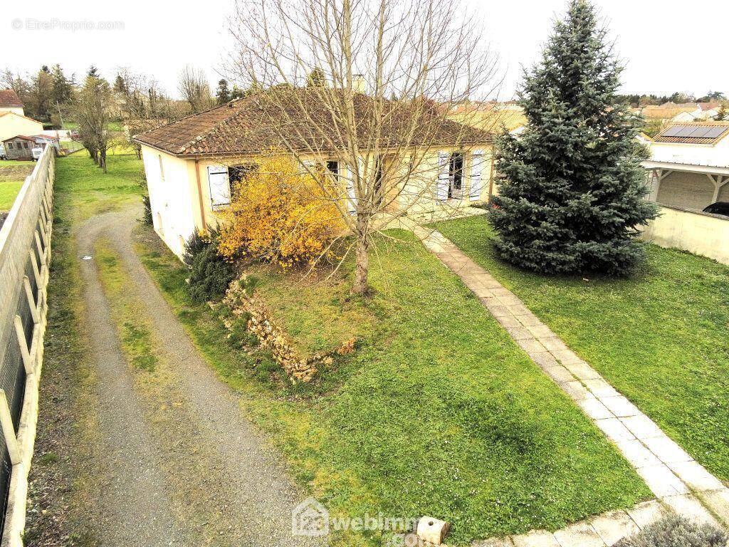 Maison avec vie de plain-pied, sur sous-sol complet semi-enterré. - Maison à AVAILLES-EN-CHATELLERAULT