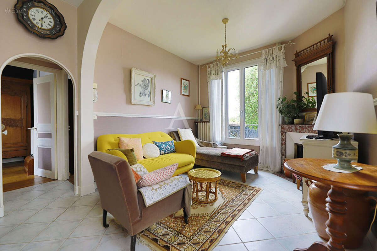 CHATOU, Maison de charme des années 1920 avec 4 chambres, jardin et stationnement - photo 7