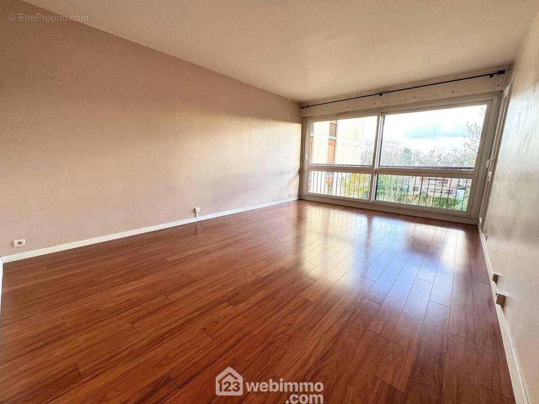 Entrons dans le salon... - Appartement à RIS-ORANGIS